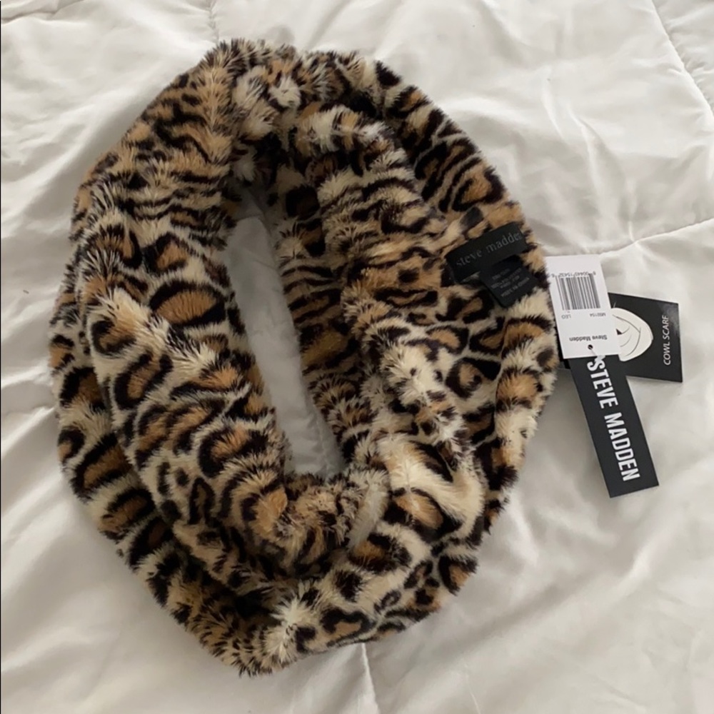 Steve Madden Women’s Cheetah Scarf.